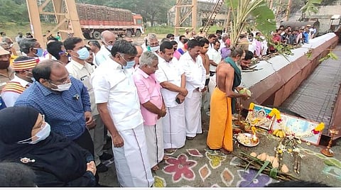 திருப்பத்தூர் கூட்டுறவுச் சர்க்கரை ஆலையில் நடப்பாண்டுக்கான கரும்பு அரவையை அமைச்சர்கள் கே.சி.வீரமணி, நிலோபர் கஃபீல் ஆகியோர் தொடங்கி வைத்தனர்.