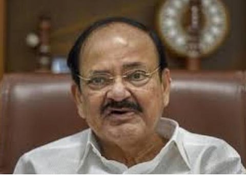 மக்களுக்கு கோவிட் தடுப்பூசியைக் கொண்டு செல்வதிலும் உறுதி காட்ட வேண்டும்: வெங்கய்ய நாயுடு வலியுறுத்தல்