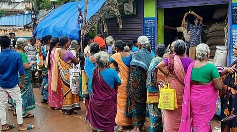 பொங்கல் பரிசு தொகுப்பில் அரிசி, சர்க்கரை எடைகுறைவு: சிவகங்கையில் குடும்ப அட்டைதாரர்கள் புகார்