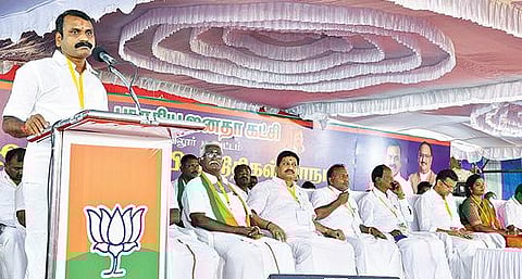 வேலூரில் நேற்று நடந்த மாநாட்டில் பேசும் பாஜக மாநில தலைவர் எல்.முருகன் .