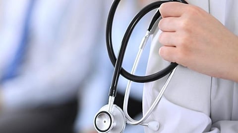 மினி கிளினிக்குகளுக்கு தற்காலிகமாகப் பணியாளர்கள் தேர்வு செய்வது ஏன்?- அரசு விளக்கமளிக்க உயர் நீதிமன்றம் உத்தரவு