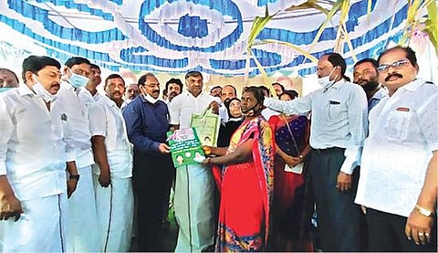 திருப்பத்தூர் கற்பகம் கூட்டுறவு நியாய விலைக்கடையில் பொங்கல் பரிசு தொகுப்பு வழங்கும் திட்டத்தை தொடங்கி வைத்த அமைச்சர்கள் கே.சி.வீரமணி, நிலோபர்கபீல். அருகில், மாவட்ட ஆட்சியர் சிவன் அருள் உள்ளிட்டோர்.படம்:ந.சரவணன்.