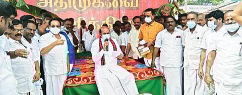 தேவிகாபுரத்தில் மக்கள் சபை கூட்டத்தில் பேசும் முன்னாள் அமைச்சர் எ.வ.வேலு.