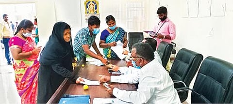 திருப்பத்தூர் மாவட்ட ஆட்சியர் அலுவலக கூட்டரங்கில் நடைபெற்ற மக்கள் குறைதீர்வுக் கூட்டத்தில் பொதுமக்களிடம் மனுக்களை பெற்ற மாவட்ட வருவாய் அலுவலர் தங்கைய்யா பாண்டியன். படம்:ந.சரவணன்.