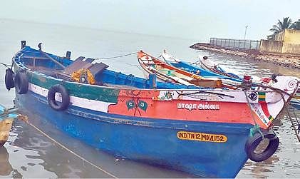 தூத்துக்குடி திரேஸ்புரம் கடற்கரையில் இலங்கைக்கு கடத்துவதற்காக படகில் பதுக்கி வைக்கப்பட்டிருந்த மஞ்சள் மூட்டைகள். (அடுத்த படம்) மஞ்சள் கடத்தல் விவகாரத்தில் பறிமுதல் செய்யப்பட்ட  நாட்டுப்படகு.