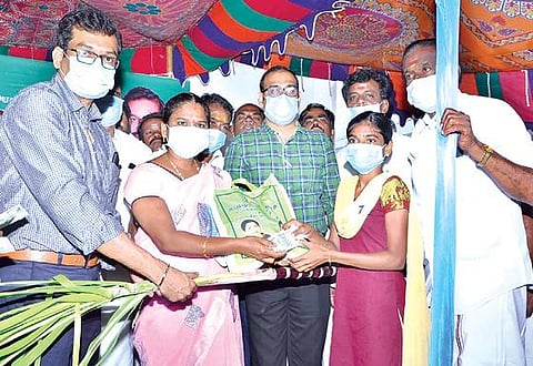 சங்கரன்கோவிலில் குடும்ப அட்டைதாரர்களுக்கு பொங்கல் பரிசுத் தொகுப்பை அமைச்சர் வி.எம்.ராஜலெட்சுமி வழங்கினார்.