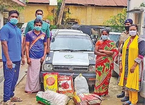 கடலூரில் காரில்  சாராயம் கடத்திய 2 பேர் கைது செய்யப்பட்டனர்.