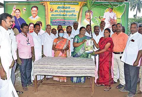 திட்டக்குடியை அடுத்த பொடையூர் ரேஷன் கடையில் பொங்கல் தொகுப்பை வழங்கும்  மங்களூர் தெற்கு ஒன்றிய அதிமுக செயலாளர் கே.பி.கந்தசாமி.