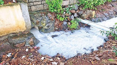 மறைமலைநகரில் உள்ள தனியார் தொழிற்சாலையில் இருந்து சாலையில் வெளி யேற்றப்படும்  வேதிப்பொருள்  கலந்த கழிவுநீர்.