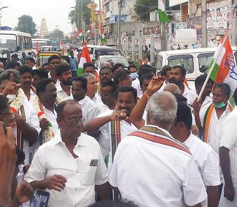 காஞ்சிபுரம் மாவட்ட காங்கிரஸ் தலைவராக பொறுப்பேற்ற அளவூர் நாகராஜனை வரவேற்கும் தொண்டர்கள்.