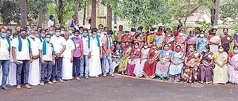 சட்டப்பேரவைத் தலைவரிடம் நேற்று மனு அளிக்க அவிநாசி பயணியர் மாளிகை வளாகத்தில் காத்திருந்த விவசாயிகள், பொதுமக்கள்.