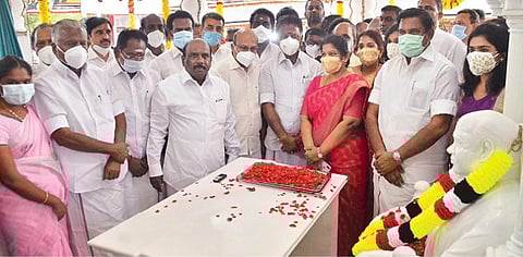 சேரன்மகாதேவியில் நேற்று நடைபெற்ற சட்டப்பேரவை முன்னாள் தலைவர் பி.எச்.பாண்டியன் மணிமண்டபம் திறப்பு விழாவில், முதல்வர் பழனிசாமி, துணை முதல்வர் ஓ.பன்னீர்செல்வம், பி.எச்.மனோஜ் பாண்டியன், பி.எச்.அரவிந்த் பாண்டியன், அவரது குடும்பத்தினர் மற்றும் அமைச்சர்கள் பங்கேற்றனர். படம்: மு.லெட்சுமி அருண்