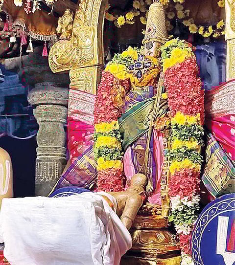 ஸ்ரீரங்கம் ரங்கநாதர் கோயிலில் வைகுண்ட ஏகாதசி பெருவிழாவில் நேற்று நடைபெற்ற நம்மாழ்வார் மோட்சம்.படம்: எம்.ஸ்ரீநாத்