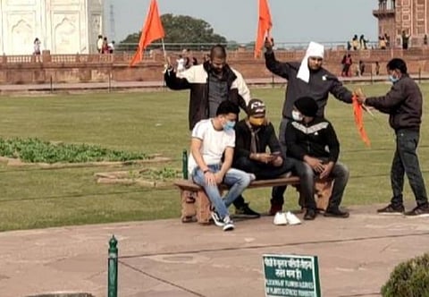 ஆக்ராவின் தாஜ்மகாலில் மீண்டும் காவிக் கொடியை நாட்ட முயற்சி: இந்துத்துவா அமைப்பினர் 4 பேர் கைது