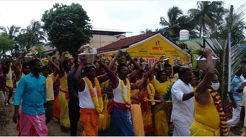 காரைக்கால் மேடு மீனவ கிராமத்தில் ரேணுகாதேவி அம்மன் கோயிலுக்குப் பால் குடம் எடுத்துச் சென்ற பக்தர்கள்.