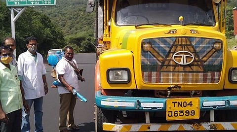 பறவைக்காய்ச்சல் தடுப்பு நடவடிக்கையாக தமிழக எல்லையான கம்பம்மெட்டு பகுதியில் கேரளாவில்இருந்து வரும் வாகனங்களுக்கு கிருமிநாசினி தெளிக்கப்படுகிறது.