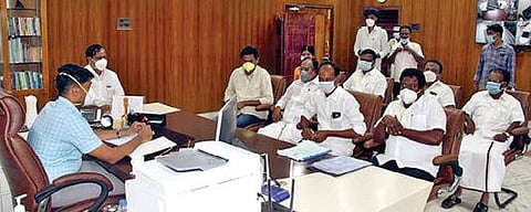 தி.மலை ஆட்சியர் சந்தீப் நந்தூரியை சந்தித்த திமுக எம்பி மற்றும் எம்எல்ஏக்கள்.