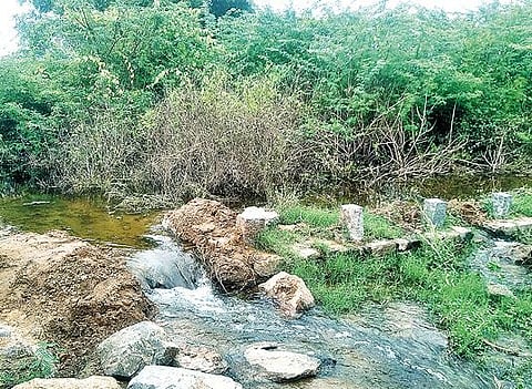 கீழ்பென்னாத்தூர் அடுத்த காட்டுமலையனூர் ஊராட்சியில் உள்ள அணையேரியில் இருந்து வெளியேற்றப்படும் தண்ணீர்.