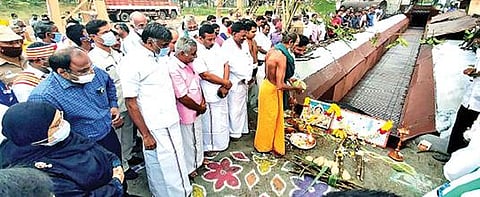 திருப்பத்தூர் கூட்டுறவு சர்க்கரை ஆலையில் நடப்பாண்டுக்கான கரும்பு அரவையை அமைச்சர்கள் கே.சி.வீரமணி, நிலோபர்கபீல் ஆகியோர் தொடங்கி வைத்தனர். அருகில், மாவட்ட ஆட்சியர் சிவன் அருள் உள்ளிட்டோர்.