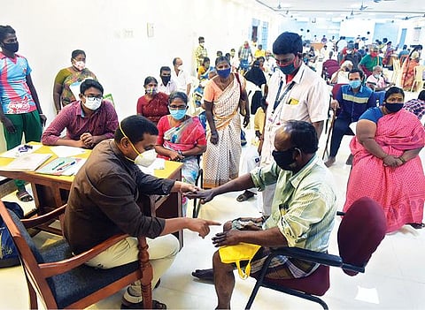 வேலூர் மாவட்ட ஆட்சியர் அலுவலக வளாகத்தில் கடந்த 9 மாதங்களுக்கு பிறகு நேற்று மாற்றுத் திறனாளிகளுக்கு அடையாள அட்டை வழங்கும் மாதாந்திர மருத்துவ முகாம் நடைபெற்றது.படம்:வி.எம்.மணிநாதன்.