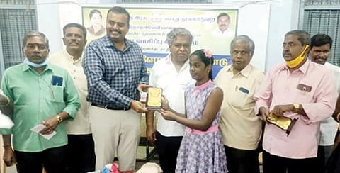 திருநெல்வேலி மாவட்ட மைய நூலகத்தில் நடைபெற்ற  ‘புத்தகங்களோடு புத்தாண்டு’  கண்காட்சி நிறைவு விழாவில்,  போட்டிகளில் வெற்றிபெற்ற மாணவிக்கு திருநெல்வேலி மாநகர காவல்துறை துணை ஆணையர் சரவணன் பரிசு வழங்கினார்.