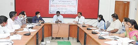 கிருஷ்ணகிரியில் நடந்த வாக்காளர் பட்டியல் சிறப்பு சுருக்க முறைத் திருத்தம் குறித்த ஆய்வு கூட்டத்தில் வாக்காளர் பட்டியல் பார்வையாளர் மற்றும்  தொழிலாளர் நலத்துறை ஆணையர் வள்ளலார் பேசினார். அருகில் ஆட்சியர் ஜெயசந்திர பானு ரெட்டி.