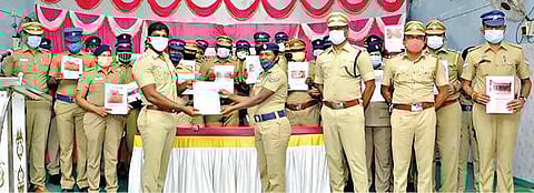 நாமக்கல்லில் நடைபெற்ற கிராம கண்காணிப்பு அலுவலர் நியமன விழாவில் காவலர்களுக்கு மாவட்ட காவல் கண்காணிப்பாளர் கையேடு வழங்கினார்.