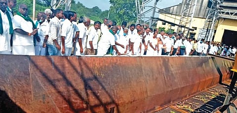 சேத்தியாத்தோப்பு எம்ஆர்கே கூட்டுறவு சர்க்கரை ஆலையில் கரும்பு அரவையை விவசாயிகள் தொடங்கி வைத்தனர்.