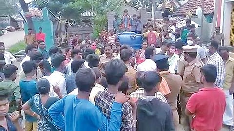 கனிமொழி எம்.பி. பிறந்தநாள் விழாவையொட்டி அன்னதானம் வழங்க அதிமுகவினர் எதிர்ப்பு இருதரப்பினரிடையே கடும் வாக்குவாதம்