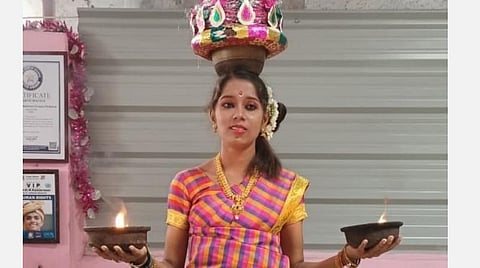 தலையில் கரகம், கைகளில் தீச்சட்டி ஏந்தியவாறு மண்பானை மேல் நின்றிருந்த எஸ்.பிரியங்கா.