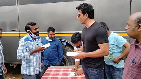 படக்குழுவினருக்கு இலவசமாக 100 ஸ்மார்ட்போன்கள்: சோனு சூட் உதவி