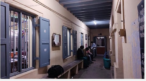 உள்ளாட்சி நிதித் தணிக்கைத் துறை உதவி இயக்குநர் அலுவலகத்தில் லஞ்ச ஒழிப்புத்துறை போலீஸார் விசாரணை நடத்தினர். | படம். வி.எம்.மணிநாதன்.