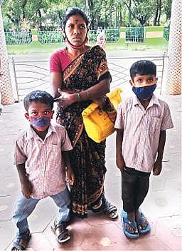 வேலூர் மாவட்ட ஆட்சியர் அலுவல கத்தில் மகன்களுடன் மனு அளிக்க  வந்த பெண்.