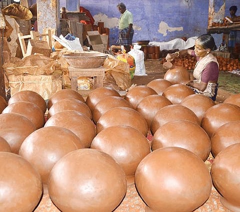 மேலப்பாளையம் அருகே குறிச்சியில் பொங்கல் பண்டிகைக்காக தயாராகும் மண் பானைகள். படம்: மு.லெட்சுமி அருண்