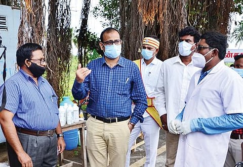 புளியரையில் அமைக்கப்பட்டுள்ள சோதனைச் சாவடியில் தென்காசி ஆட்சியர் சமீரன் ஆய்வு செய்தார்.