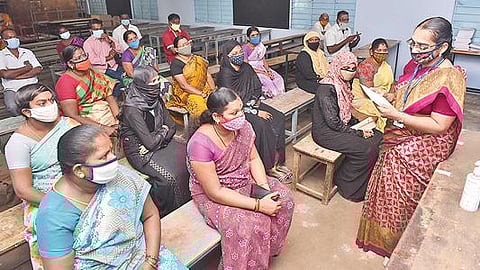 சேலம் குகை அரசு மகளிர் மேல்நிலைப்பள்ளியில் பள்ளியில் நடந்த கருத்துக் கேட்பு கூட்டத்தில் பங்கேற்ற பெற்றோர்.			  படம்: எஸ்.குரு பிரசாத்