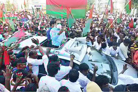 மதுரையில் நடந்த ஆர்ப்பாட்டத்துக்கு முன் ஊர்வலமாக அழைத்துச் செல்லப்பட்ட புதிய தமிழகம் கட்சித் தலைவர் டாக்டர் கிருஷ்ணசாமி. படம்: எஸ். கிருஷ்ணமூர்த்தி