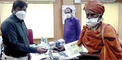 கரோனா நிவாரண நிதியாக ரூ. 10 ஆயிரத்தை, திருநெல்வேலி மாவட்ட ஆட்சியர் அலுவலகத்தில், யாசகர் பூல்பாண்டி வழங்கினார்.படம்: மு.லெட்சுமி அருண்