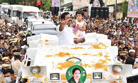 ஈரோடு மாவட்டம் கள்ளிப்பட்டி பகுதியில் தேர்தல் பிரச்சாரம் மேற்கொண்ட முதல்வர் பழனிசாமி, கூட்டத்தில் அவரைப் பார்க்க பெற்றோருடன் நின்றிருந்த குழந்தையை வாங்கி வாழ்த்து தெரிவித்தார்.