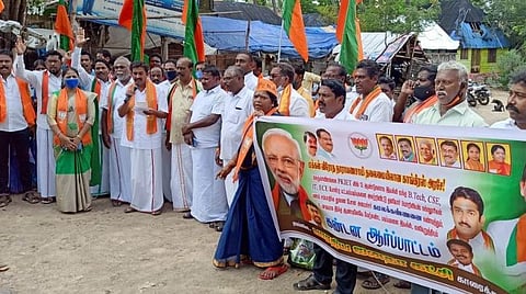 காரைக்காலில் புதுச்சேரி அரசைக் கண்டித்து ஆர்ப்பாட்டத்தில் ஈடுபட்ட பாஜகவினர்.