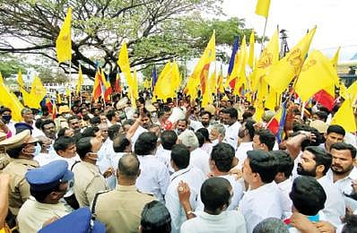 20 சதவீதம் இட ஒதுக்கீடு கோரி வேலூர் மாநகராட்சி ஆணையர் சங்கரனிடம் மனுக்களை அளித்த பாமகவினர்.படம்: வி.எம்.மணிநாதன்.