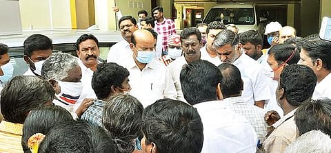 வேலூர் புதிய பேருந்து நிலையம் அருகே பல் அடுக்கு வாகன நிறுத்துமிடம் கட்டு மானப் பணியை ஆய்வு செய்ய வந்த அமைச்சர் கே.சி.வீரமணியை பொதுமக்கள் நேற்று முற்றுகையிட்டனர்.படம்: வி.எம்.மணிநாதன்.