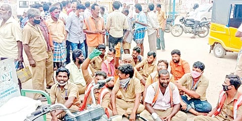 சமூக ஆர்வலர் டிராபிக் ராமசாமியை கண்டித்து  திருநெல்வேலியில்  மறியலில் ஈடுபட்ட தூய்மைப் பணியாளர்கள். படம்: மு.லெட்சுமிஅருண்