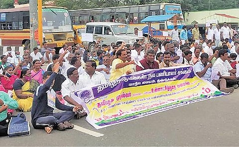 விழுப்புரத்தில் சாலைமறியலில் ஈடுபட்ட மக்கள் நலப்பணியாளர்கள் .