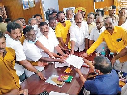 விழுப்புரம் பாமகவினர் ஊர்வலமாக சென்றனர்.