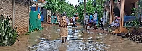 காட்டுமன்னார்கோவில் அருகே பா.புத்தூரில்  வெள்ளநீர் குடியிருப்பு பகுதியை சூழ்ந்துள்ளது.