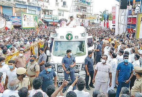 அதிமுகவை உடைக்க முடியாது; திமுகவை காப்பாற்றி கொள்ளுங்கள் ஊத்துக்குளி பிரச்சாரக் கூட்டத்தில் முதல்வர் பழனிசாமி சவால்