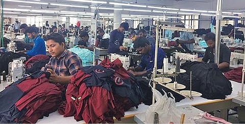 ஒப்பந்தம் காலாவதியான நிலையில் சம்பள உயர்வு எப்போது? பேச்சுவார்த்தையை தொடங்க பின்னலாடை தொழிலாளர்கள் 8 லட்சம் பேர் எதிர்பார்ப்பு