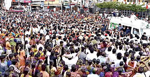 ஈரோடு பன்னீர்செல்வம் பூங்கா அருகே முதல்வர் பழனிசாமி நேற்று இரண்டாம் நாள் பிரச்சாரத்தை மேற்கொண்டார்.