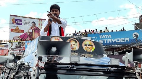 பழைய பேருந்து நிலையத்தில் உதயநிதி பொதுமக்களுடன் பேசினார்.